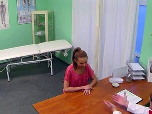 Brunettens röv slickas och knullas av doktorn på hans kontor. Het