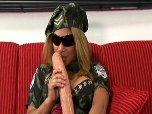 Busty Cindy's Lange Dildo's, Busty blonde Cindy rekt haar kut uit met