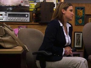 Verzweifelte Ehefrau wird im Pfandhaus für Geld gefickt. Verzweifelte