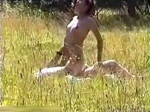 Schwanz reiten auf der offenen Wiese, Sex in der Natur ist großartig.