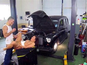 Meccanico dell'auto scopa la tassista donna nel suo negozio
