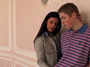 Zwei hungrige Muschis genießen. Der Hengst ist erfreut, frische