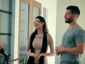 Petite tentatrice à gros seins suce et baise avec son propriétaire