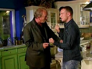 Alter Ehemann schaut zu, wie ein Typ seine frische Frau fickt