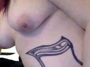 Masturbiert ihre Muschi mit einem Glasdildo im Badezimmer