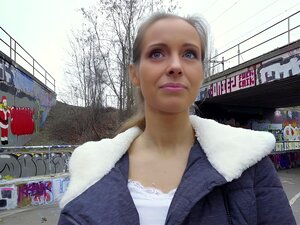 Publieke agent Kinuski neukt een grote Spaanse lul buiten onder een