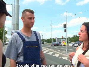 Tschechische Süße ist überzeugt für öffentlichen Sex im Freien.