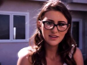 Sötnosen Paige underkastar sig ett äldre gy som hon litar på. Paige