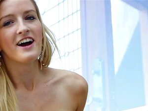 Mund-Creampie für süße Süße. Charmante Schönheit füllt ihren