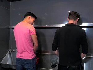 Zierlicher britischer twink Austin Ponce von Roy West ohne Sattel