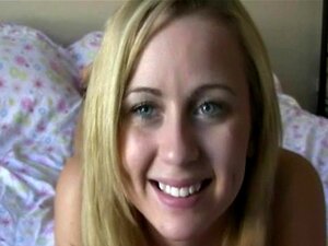 Hübsche blonde Schlampe masturbiert ihre Muschi im Webcam-Chat