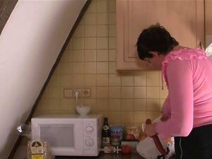 La belle-mère en chaleur a besoin de sa bite