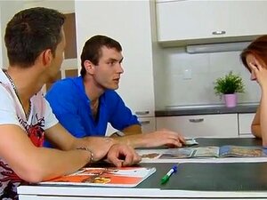 Freche Cuckold-Begegnung, zuzusehen, wie sein Freund seine Freundinnen