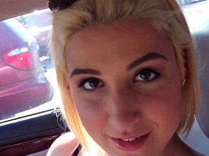 Blonde süße Anhalterin zeigt ihre großen Titten einem Fremden in