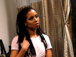 Kira Noir erbjuder anal för en slumpmässig kille vid ett Gloryhole