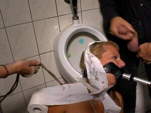 Blondine wird in öffentlicher Toilette gedemütigt. Blondine mit