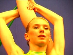 Ballerina Marina posiert für Flexiangels