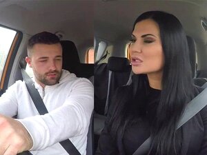 Kerel neukt een hete grote tieten Milf examinator. Na de proefrit in