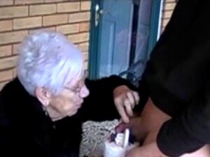 Seniorin lutscht einen frischen Schwanz für ihre