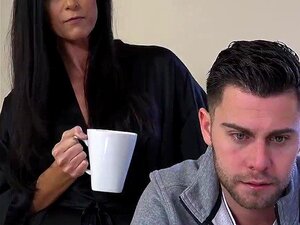 Styvmamma India Summer lär sin styvson en lektion i förförelse