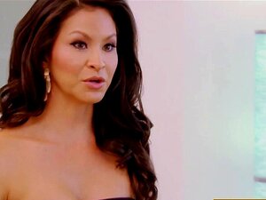 GIOCHI DI SESSO SCAMBISTA bollente all'aperto con femmine bisessuali.