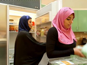 Ella behält die ganze Zeit ihren Hijab an, aber sie verschwendet