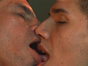 Twink di 18 anni scopato senza preservativo da un ragazzo più anziano