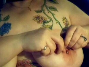 MILF tatuata con piercing ai capezzoli di grandi dimensioni