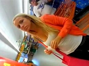 Herausragende goldhaarige deutsche Süße mit verlockenden großen