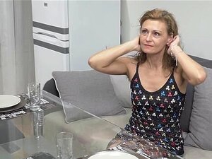 Drugaya ist bereit fürs Abendessen und masturbiert