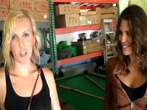 Des copines sexy exhibitionnistes sont payées en liquide pour une