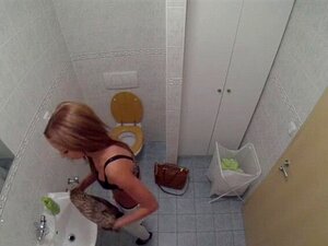 Dokter geeft neuk en creampie aan sexy patiënt. Mooie sexy brunette