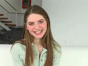 A fofura pequena, bonita, mas safada, Alice leva um pau grande e duro.