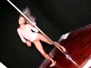 Pole Dancing Hotness hat die Moves!