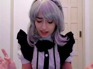Dienstmädchen-Cosplay-Mädchen lutscht und bettelt zu ihrem Chef