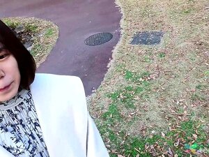 Heet en naakt sexy Ayumi wil een vreemde neuken in een hotelkamer in