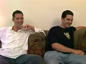 Intensiivistä seksitoimintaa kylpyhuoneen homopojilla