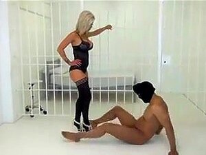 Blond härskarinna i underklädesballbusting,