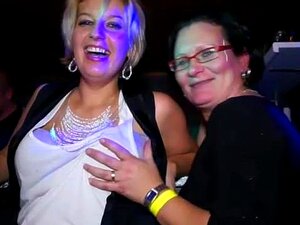 Cfnm Schwanz liebende Huren geben Blowjobs