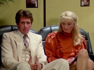 Chefen knullar den gyllene håriga sekreteraren efter jobbet och gör