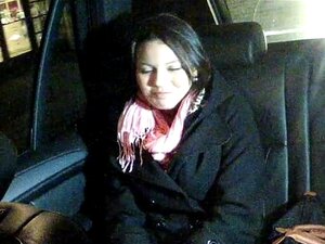 FakeTaxi frische Schlampe wird von Cabbie auf dem Rücksitz gefickt