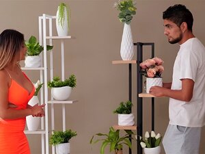 Atemberaubendes spanisches Playgirl mit großen Brüsten reitet auf