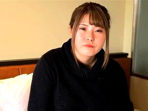 Zöpfige asiatische Schulmädchen wird mit einer tiefen Durchbohrung