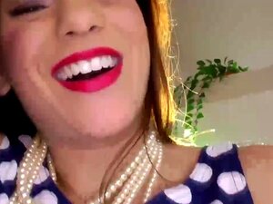 Frische britische Schlampe lutscht alten Sir