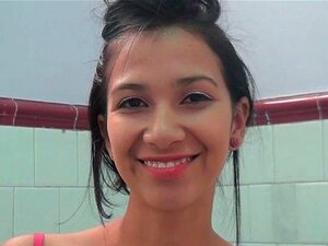 Слатка бринета се брије и дрка