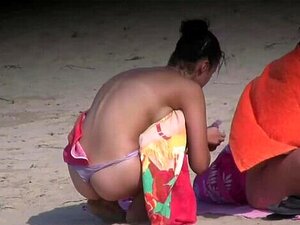 Nackte Stranddamen werden von Voyeuren gebräunt und gefilmt