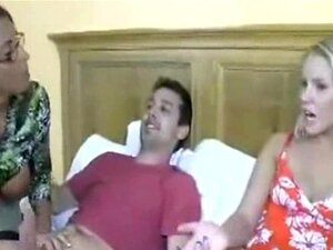 Moeder zuigt stiefzonen voor de ogen van stiefdochter