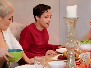 Upplev den förföriska Milf Ryan Keely när hon serverar en