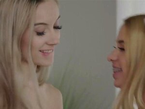 Die zierlichen blonden Lesben Khloe Kapri und Jazmin Luv küssen sich