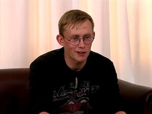 Dorky Homo mit Brille Nickie Smiles masturbiert und kommt